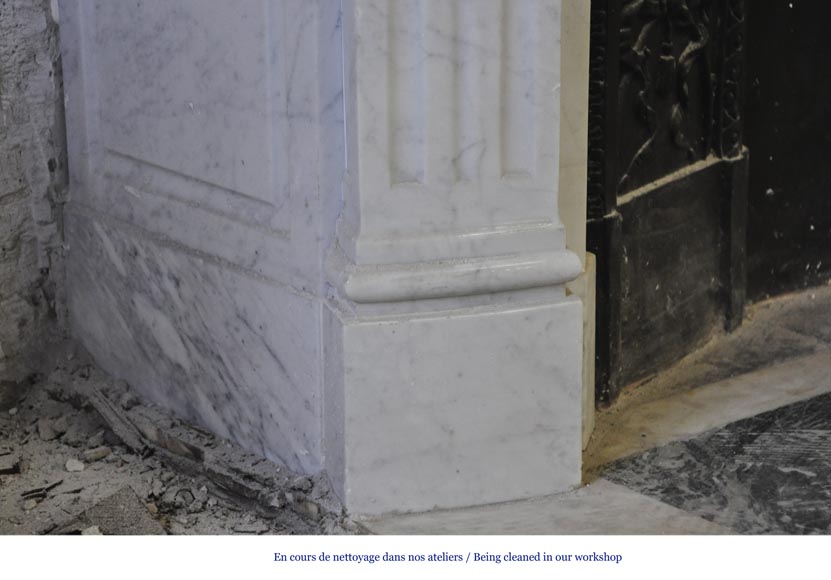 Большой камин в стиле Людовика XVI, изготовленный из белого каррарского мрамора, с чугунной внутренней вставкой и с трюмо. Большой камин в стиле Людовика XVI, изготовленный из белого каррарского мрамора, с чугунной внутренней вставкой и с трюмо.-6